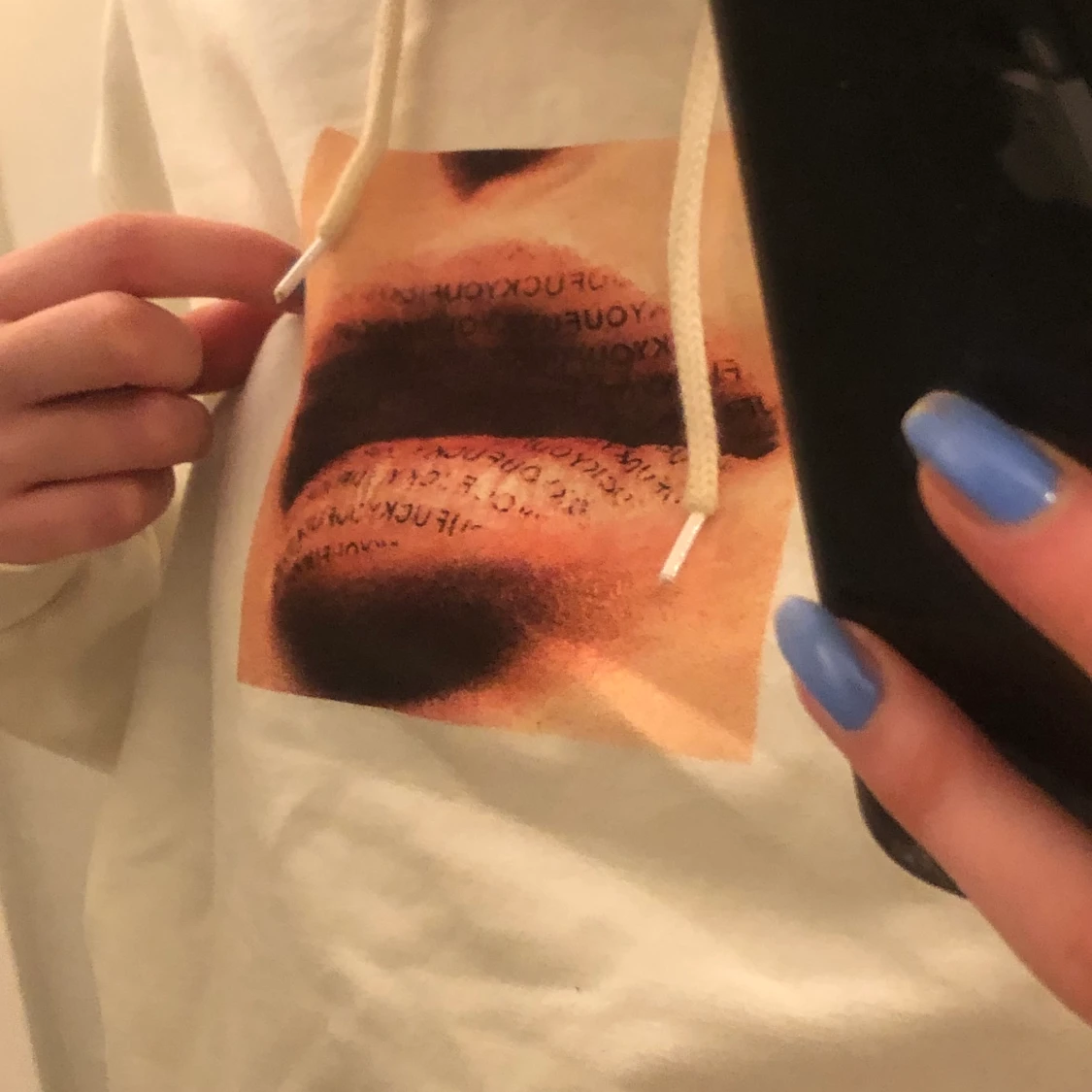 Vit hoodie med snyggt tryck - 91