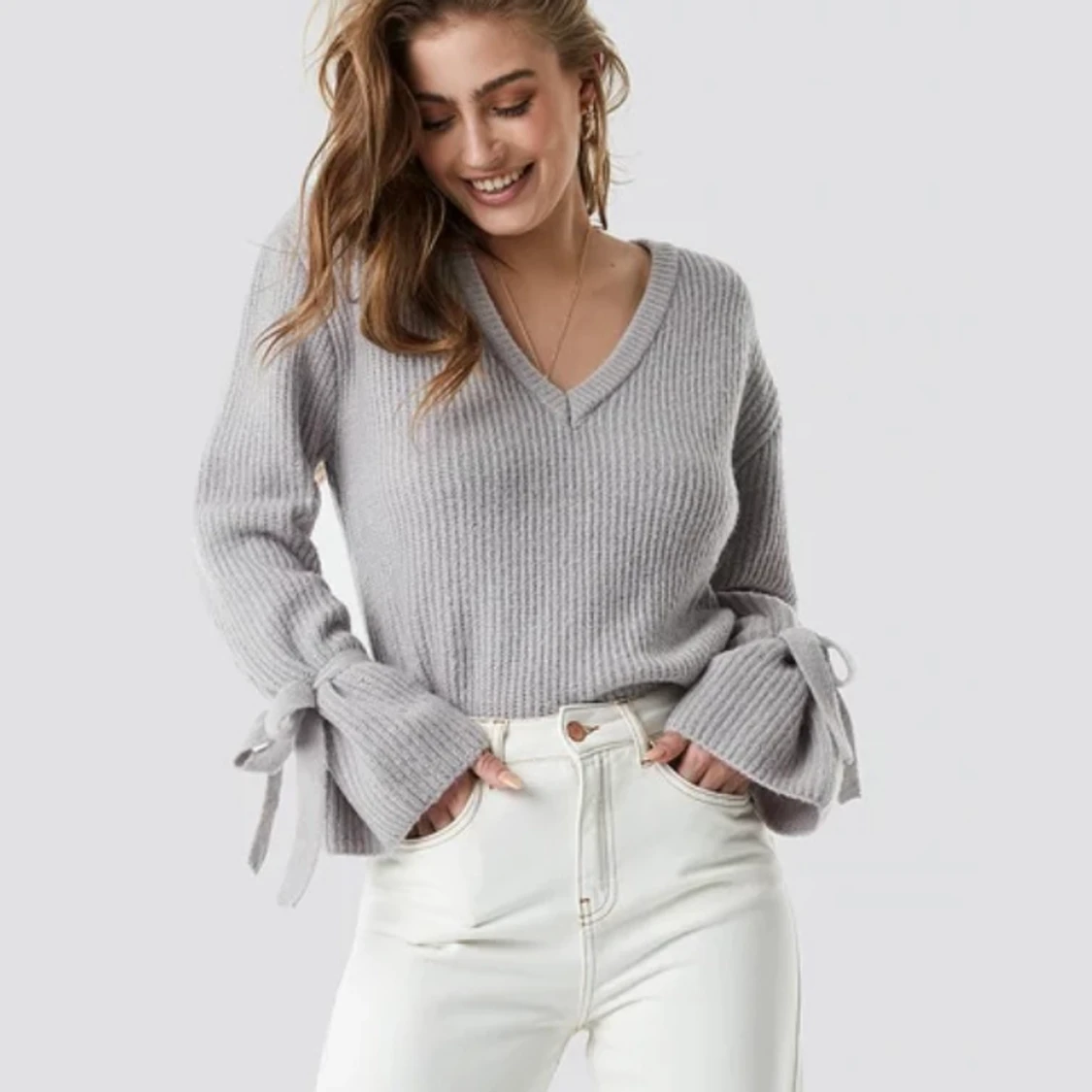 Fin svart ribbad tröja med knyttningar