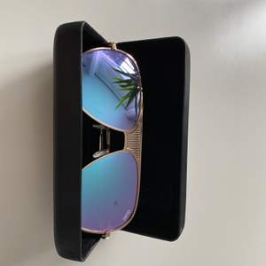 solglasögon från quay australia. Använt ett fåtal gånger och är som nya. Fodralet ingår. Frakt tillkommer<3 den billigaste eller den som önskas av dig