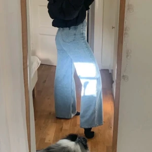 Weekday jeans - Ace jeans från Weekday, älskar, de sitter verkligen såå bra! Köpte två storlekar så säljer därför vidare den andra som är stl 27/32. De sitter svinbra i längden, jag är 170cm. Eftersom de är helt nya och bara testade säljs de för 400kr inkl frakt, alltså 320 + 60kr frakt💙