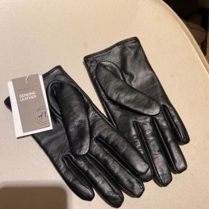 Handskar  - Äkta läder - helt ny med prislappen kvar :)