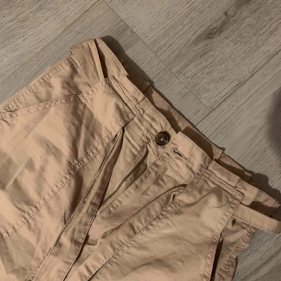 !pris kan diskuteras! Beiga lätt baggy byxor från h&m med snöring <3 - 90