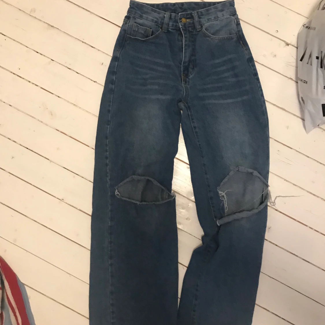 säljer dessa skit snygga vide jeansen i stl xs!  - 90