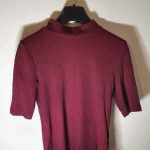 En vinröd tröja i gott skick,bortsett från att det finns lite ludd på tröjan. Köptes från H&M och är i storlek S. Mitt pris:30kr.