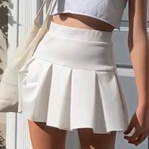 Jätte fin vit tennis kjol från princess polly!! Bra andvänd en gång och ser helt ny ut! 