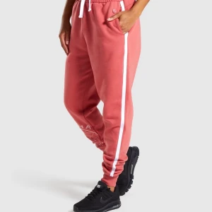 Gymshark joggers/mjukisbyxor - Säljer dessa superfina mjukisbyxor från Gymshark som är helt slutsålda på hemsidan. Nypris 400:-. Dessa är i helt felfritt skick och nästan helt oanvända. Oversized i storleken så passar allt från XS-L