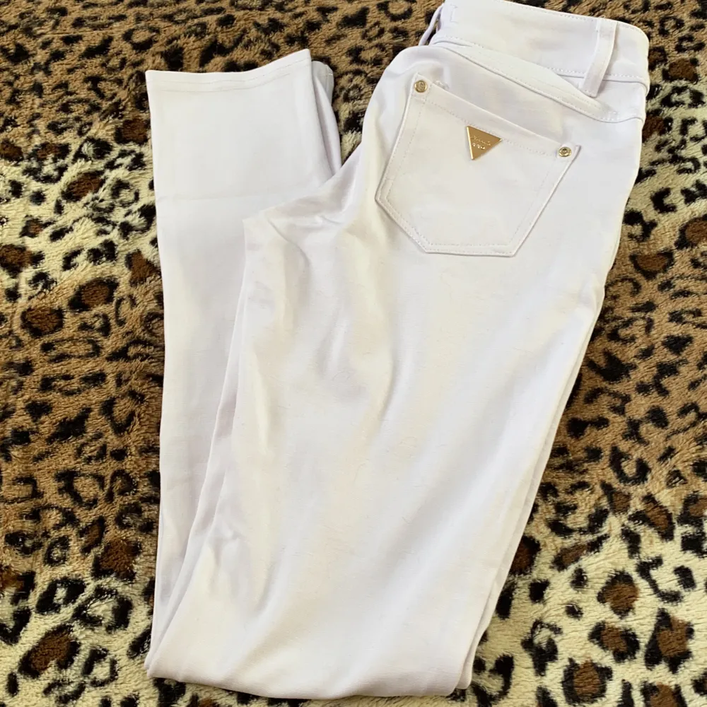 Vita byxor i bra skick endast testade storlek S  (köparen står för frakt) kan mötas upp i västerås . Jeans & Byxor.