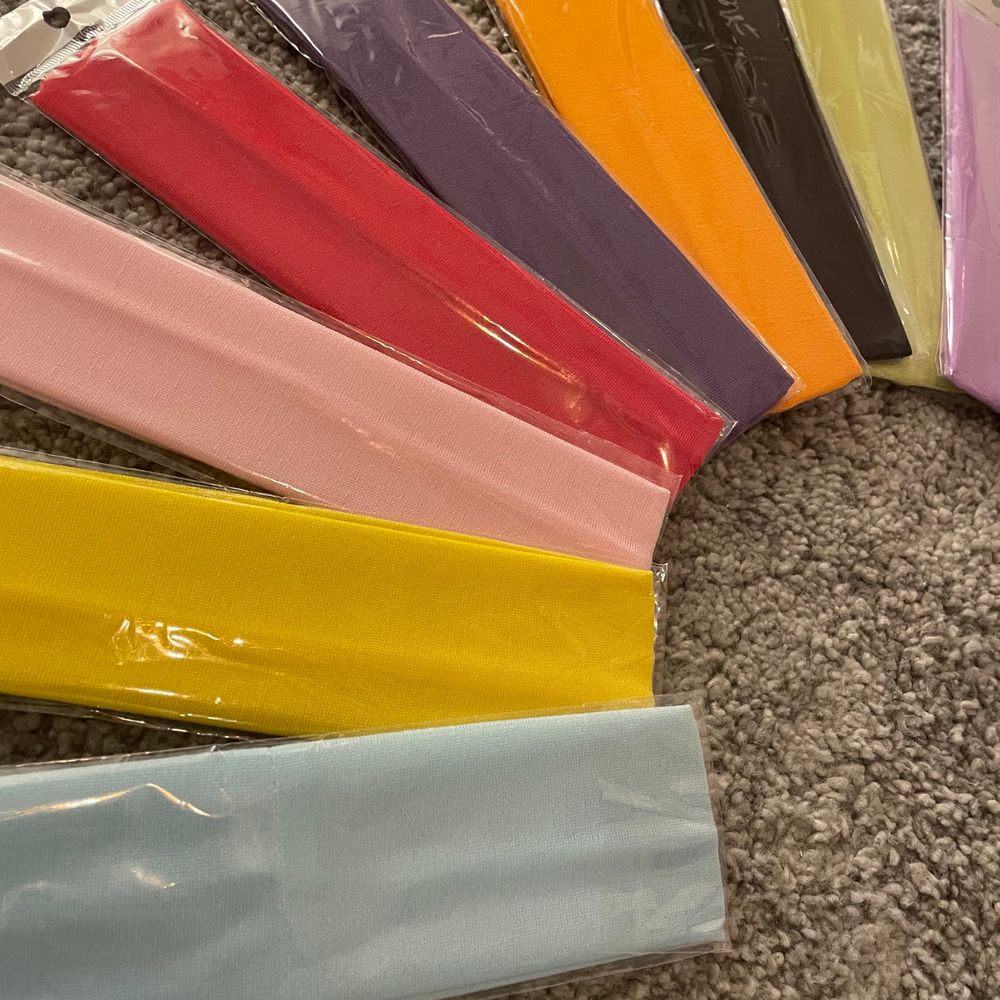 Super gulliga hårband att styla håret med!!🥰Köpta på Shein men passade inte så bra på mig😔❤️Tänkte kanske 10kr/st?👍✨💖de är tunna och sköna men de ljus färgerna är lite see trough❤️Materialet är jätte skönt efter användning då det blir varmt av håret hah☺️Frakten går på 12kr☺️👍🛑SÅLDA: GRÖN, LJUS LILA, VIT, SVART, RÖD, MÖRK LILA, BLÅ, ROSA🛑. Accessoarer.