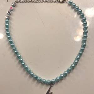 Väldigt fint halsband med en silvrig blixt❤️ säljer pågrund av att det aldrig används❤️.             60kr + frakt (24kr) köpt för 149 kr