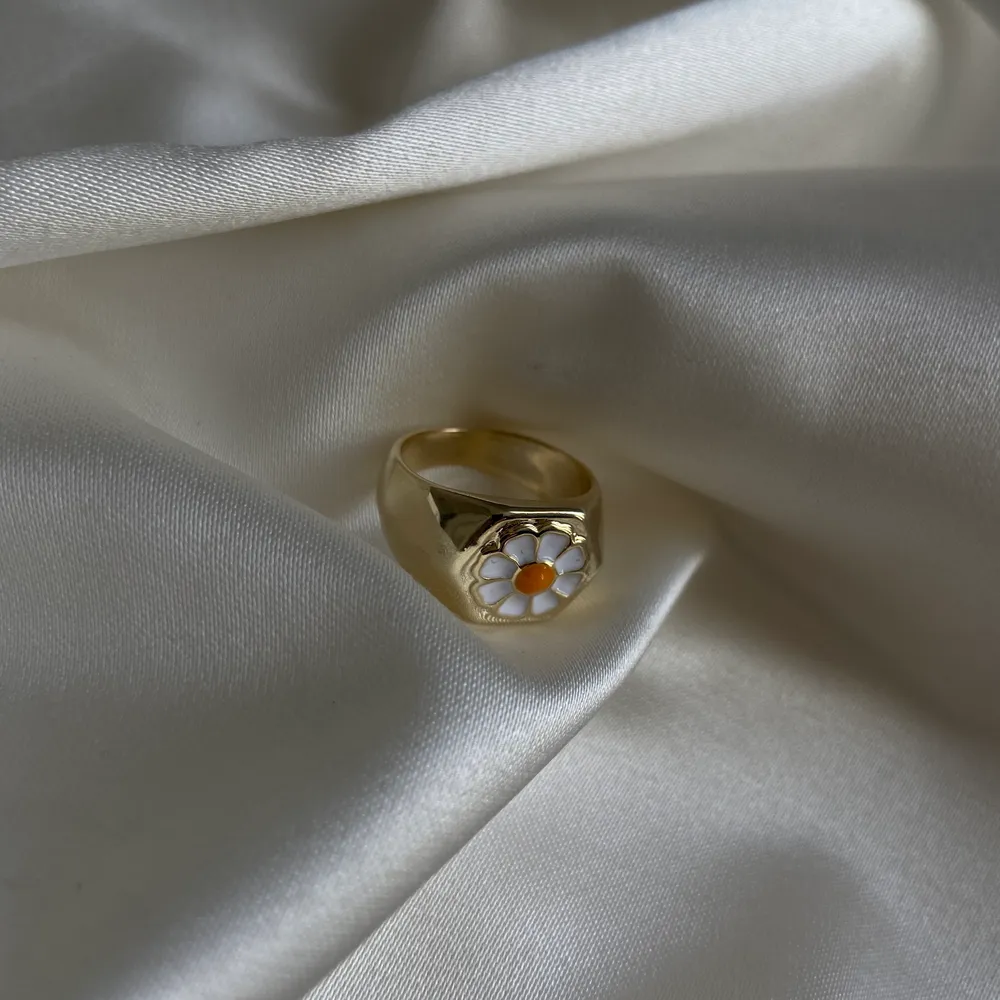 18k guldpläterad suuuperfin ring, i storlek 7 (normalast). Begränsat antal🤎 fast pris på 149 inklusive frakt - FÖRST TILL KVARN🧚🏼🧚🏼. Accessoarer.