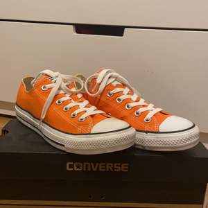 Converse i en cool och unik orange färg. Helt oanvända. Säljer pga kommer inte till användning. Storlek 39. Köparen står för frakten. 