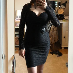 Nelly svart spetsklänning S - Svart spetsklänning från Nelly aldrig använd med prislapparna kvar. 