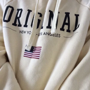 Ginatricot Hoddie stl S - Hejsan hoppsan! Denna fina hoodie är nästan aldrig använd och i jättebra skick! Om du är intresserad av den skicka privat! Säljer eftersom jag inte använder den!