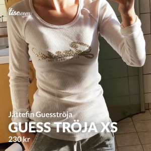 GUESS TRÖJA XS  - Köpt i USA. Glittrig text, jättefin passform! Aldrig använd. 