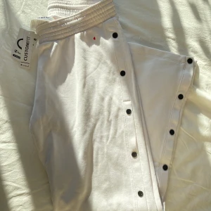 Helt nya Champion mjukisbyxor - Helt nya mjukisbyxor ifrån Champion, stl L men passar mig som brukar ha s/m💕 Köpta för 499kr