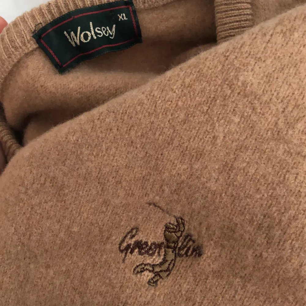 Härligt stor och gosig tröja! Passar allt från xs-xl beroende på hur man vill att den ska sitta💛 Super kvalitet i äkta ull (woolmark kvalitetsstämpel)!✨. Tröjor & Koftor.