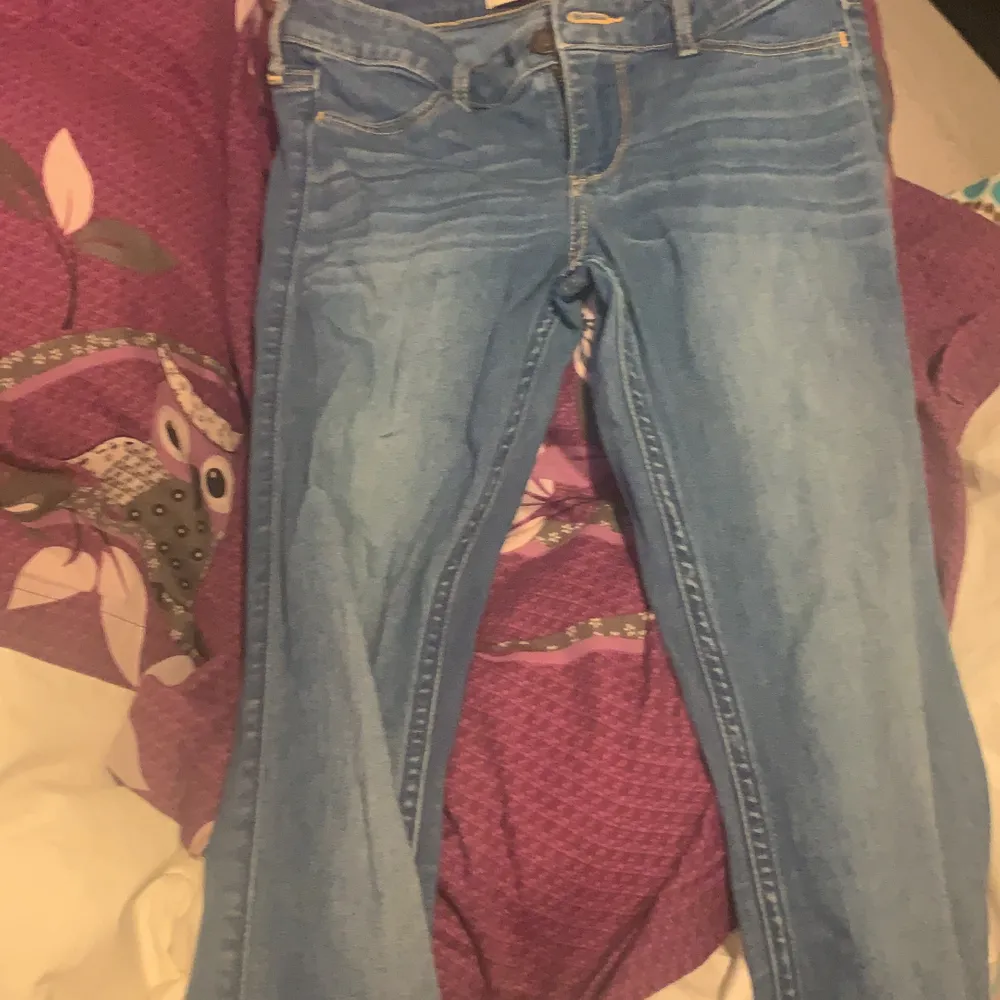 Ett par för små Hollister jeans som är storleken XS. Möts bara upp. Jeans & Byxor.