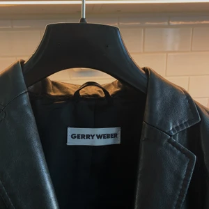 Vintage skinnjacka - En superfin Gerry weber skinnjacka, som är i äkta läder, den är superfin och vintage. Och man känner den goda kvaliteten! Säljer pga att jag har för många skinnjackor. Priset eller vid högre intresse bud :) skulle säga att det är en S-M, beroende på hur man vill att den ska sitta, jag är vanligtvis en S ibland M, köpte den för 2000 på secondhand.