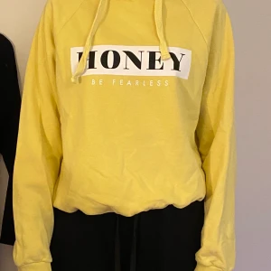 Hoodie  - En jätte fin hoodie från ginatricot. Härlig gul färg som passar perfekt till sommaren. Varmt och mjukt material. Nästan oanvänd men ligger nu mera bara i garderoben. Original pris 270 nytt pris 100, priset kan även diskuteras och man kan få fler bilder. 