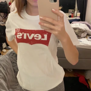 Levis t-shirt  - Oanvänd t-shirt. Betalar med Swish 