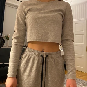  sweatshirt  - Cool sweatshirt från bikbok som aldrig kommer till användning, nyskick. Nypris är 199kr