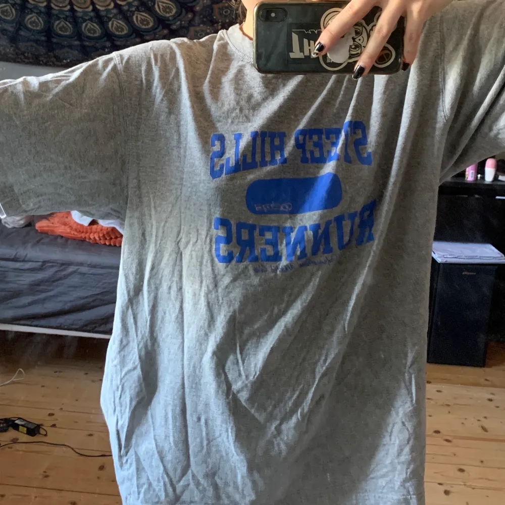 En oversized grå tshirt som jag knappt använder. Kan användas till både pyjamaströja och vanlig tröja, supernsnygg! Frakten ligger på 36 kronorn🥰. T-shirts.