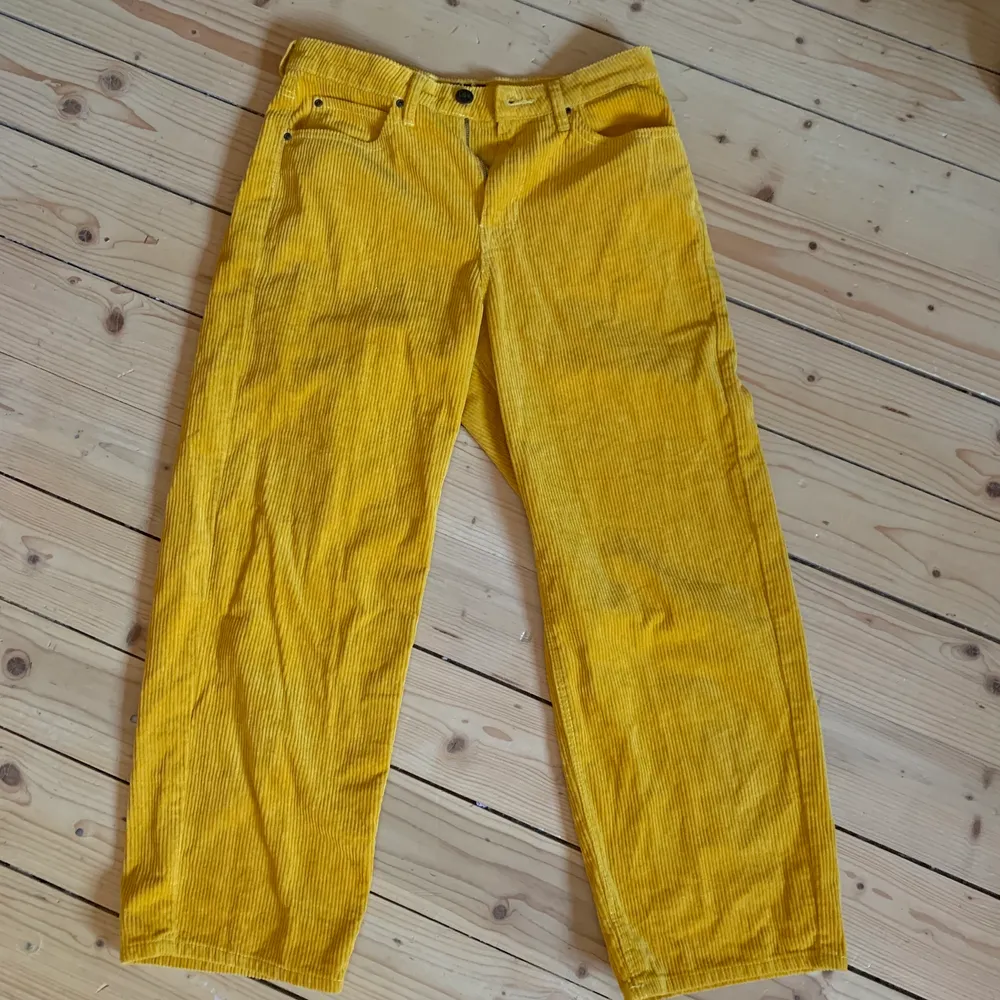 Ett par gula assnygga Lee jeans (5 pocket wide leg) som jag dock inte använder så mycket. De är i nyskick! Jag är 171 cm🥰. Jeans & Byxor.