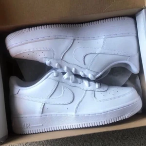 Nike air force 1 strl 38 - BUDA I KOMMENTARERNA!! Helt nya air forces i storlek 38, aldrig använda endast testade, jag bjuder på frakten!!
