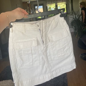 Vit Jeankjol - Vit jeanskjol från Ginatricot. Säljer de då de är för små för mig. Fint skick, knappt andvänd.🖤 Orginalpris - 499kr.                                                                              På bild såg färgen lite sus ut, men den är mycket vitare i verkligheten🤍
