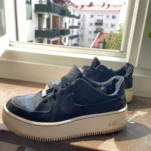 Nike air force sage low - Nike air force sage low, söndriga i hälen men tycker inte det är något som känns sålänge man har strumpor. Kanske går att laga på nått sätt? Köpa för 1200kr men säljer därför 200kr. Kan frakta men köparen står för frakten. 