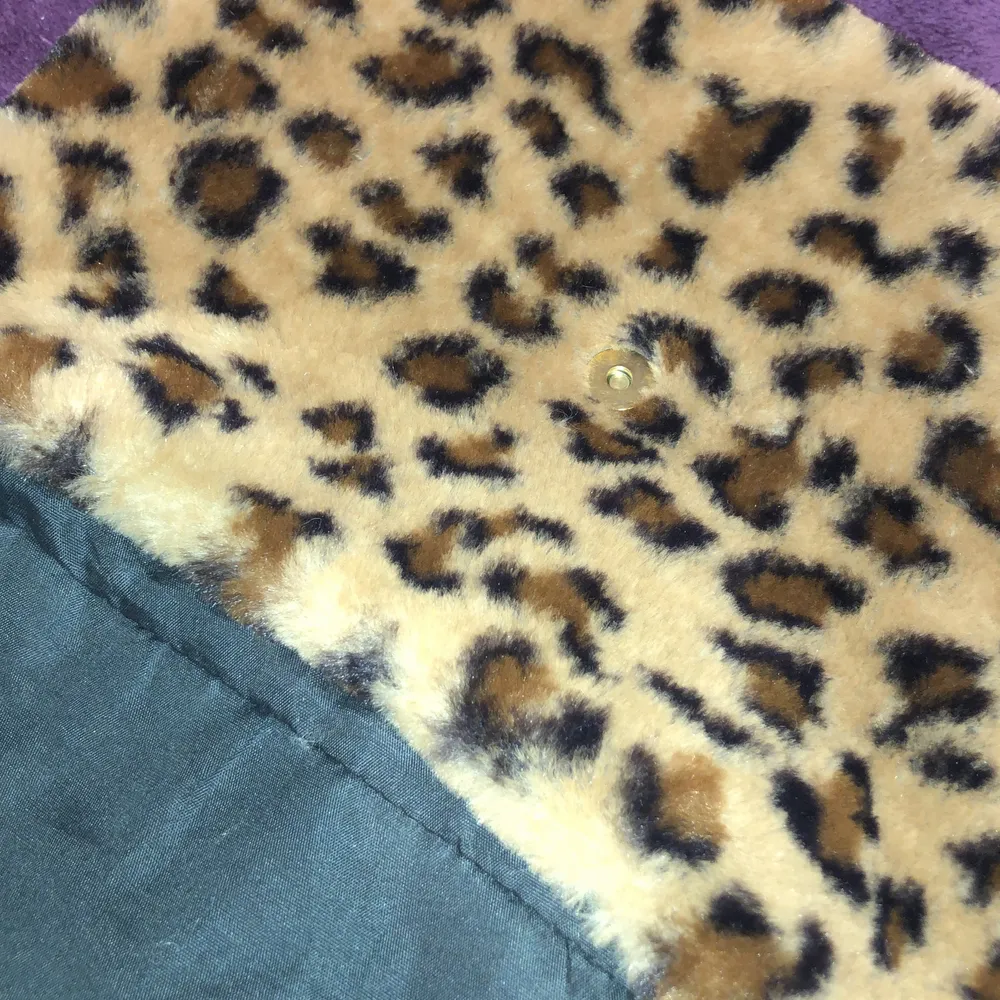 Axelremsväska som har leopard mönster andvänd få gånger och är i helt okej skick.. Väskor.