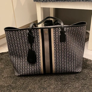Tory burch väska - Nypris 2100kr. Fint skick. Säljer pga flytt.