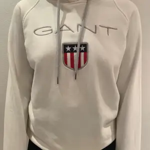 Säljer fin Gant tröja i storlek S🔥 säljer pga att det inte riktigt är min stil🌸 använd ett fåtal gånger men är i riktigt bra skick👍🏽 kontakta mig privat ifall du vill ha fler bilder eller undrar över nåt❤️ blir budgivning ifall fler är intresserade💗 pris kan diskuteras