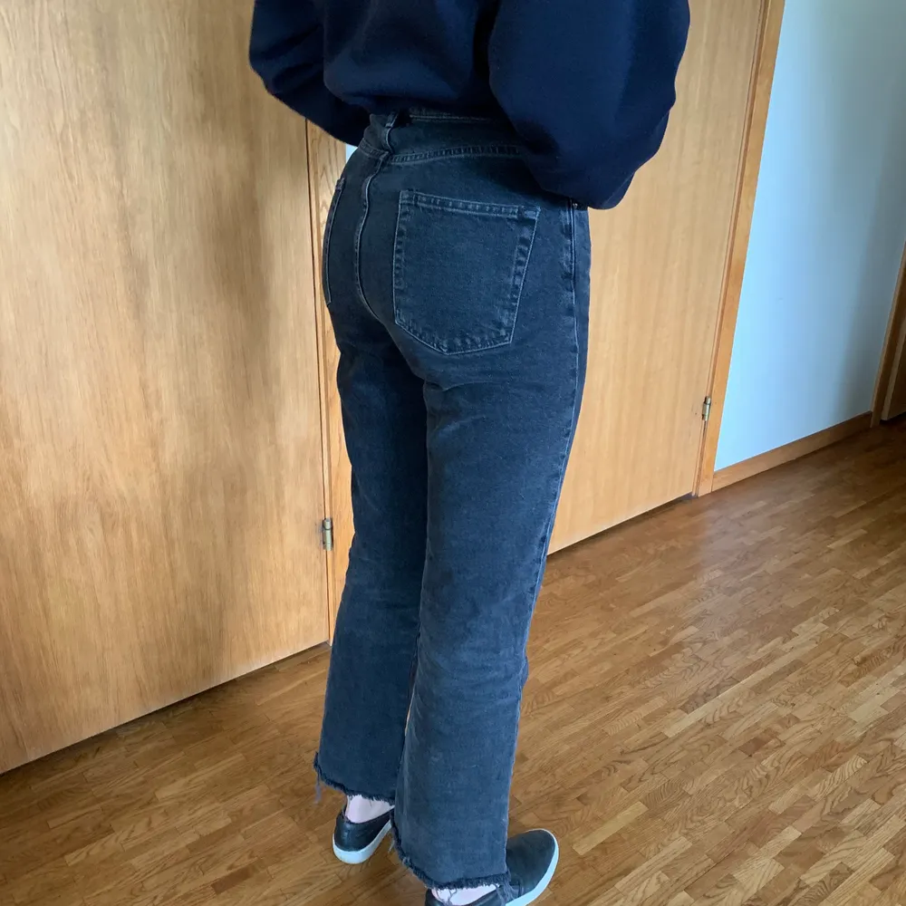 Säjer fina jeans från Asos som inte kommer till användning, storlek: UK 28/36 😊 jag är 170 cm lång och passar som medium, modellen på byxan är kort. Köparen står för frakten 📦🛍🚚 STARTBUD: 80kr. Jeans & Byxor.