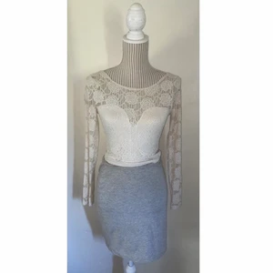 Vit spets croppad tröja  - Super fin långärmad spets topp från Bikbok 💗 i stl 34/XS 💗 passar till fest, skolavslutningen eller studenten 🥰💗