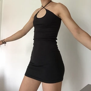 Svart tight klänning - Skitfin svart klänning från Urban outfitters som inte kommer till användning längre😢  Inga defekter, som ny!