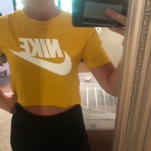 Gul Nike t-shirt - Senapsgul t shirt från Nike i storlek xs💛 fint skick