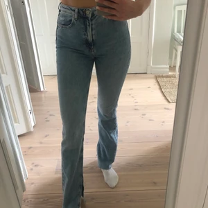 Vida jeans med slits - Snygga och trendiga jeans från zara. Jeansen har en slits vid ankeln på båda sidor. Skönt material. Kan komma överrens om ett pris vid leverans💞