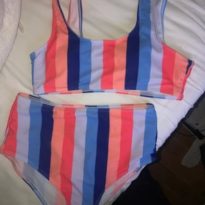 Randig bikini!! - Säljer min SUPERFINA randiga bikini från SHEIN då den är för liten för mig. (Endast testad!!) Överdelen har ilägg i, och underdelen är högmidjad, båda i strl S! Supersnygg när man är brun och passar även till andra bikinis😍 100kr + frakt för allt, kan även köpas separat!!
