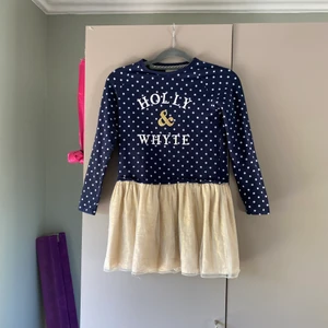 Klänningar - Säljer denna superfina klänning ifrån Lindex barnavdelning men passar en XS, knappt använd:))