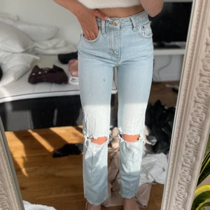 Blå Jeans  - Blå jeans med hål från zara i bra skick men 