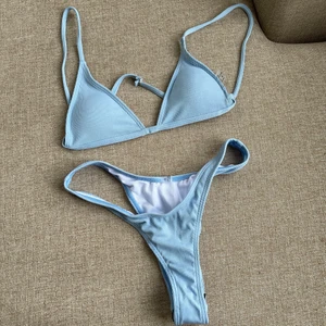 Blå bikini  - Köpte för att ha en snygg sommar bikini men toppen var tyvärr för stor, det är en S. Har endast testat överdelen! Den kommer ifrån Shein, materialet är riktigt bra, det är ett tjockare tyg så det blir inte genomskinligt! Vid intresse, skriv privat 😊
