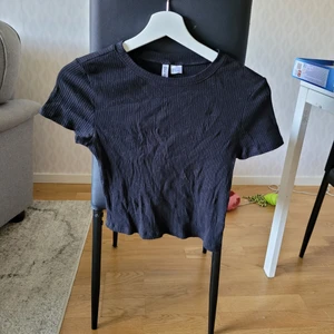 Crop top från H&M i storlek M - Helt basic svart crop top från H&M. Använd en gång endast så väldigt fint skick.