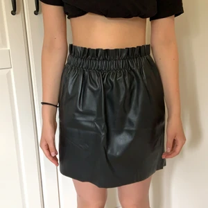 HM Kjol  - Assnygg läderkjol från HM i storlek 36, har fickor på vardera sida som är väldigt praktiska men knappt syns. Säljer då den är för liten för mig🤍