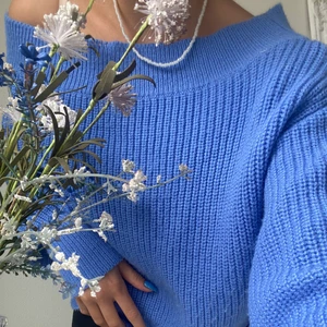 Blå stickad tröja XS - Stickad tröja i strl. XS från Gina Tricot. Man kan ha den som off-shoulder tröja, eller som vanlig.  