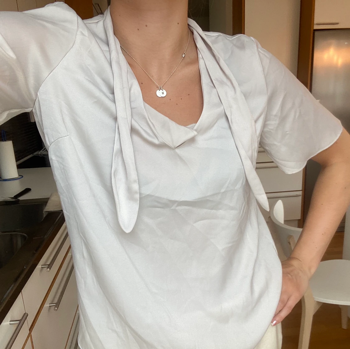 Ljusgrå / silvrig blus från H&M i storlek 36 - 91