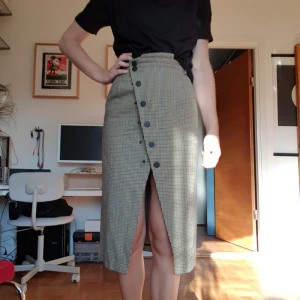 Fin kjol från HM - Jättesnygg pennkjol med slits från H&M. Oanvänd av mig men köpt begagnad, fint skick! Stl 34