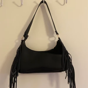 Baguette bag - Supersnygg väska från Don Donna (accent). Köpte väskan för 400kr för några månader sedan, så den är i nyskick. Flera fack inuti, både stora och små + ett fack inuti med dragkedja (kan skicka fler bilder). Är inte säker på frakten, men jag kör paketpris så det borde vara runt 50kr