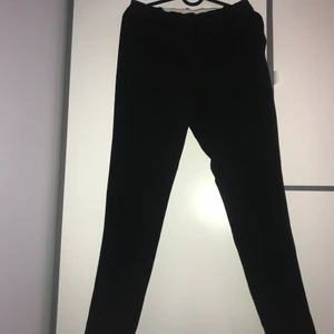 Kostymbyxor  - Säljer nu dom här skit fina och sköna!! kostymbyxorna från hm i strl 34. Säljer dom då det blev fel storlek och dom är förstora för mig. Men dom är aldrig använda och i ny skick!🤩 köparen står för frakten.