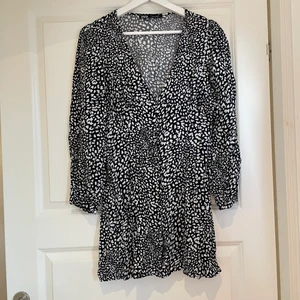 Klänning från Zara - Supersnygg klänning från Zara i storlek L. Endast använd en gång. 